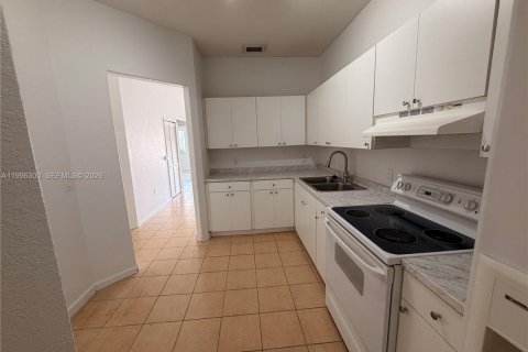 Снять в аренду таунхаус в Хомстед, Флорида 2 спальни, 83.43м2, № 2058236 - фото 14