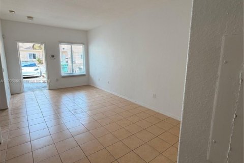Снять в аренду таунхаус в Хомстед, Флорида 2 спальни, 83.43м2, № 2058236 - фото 5