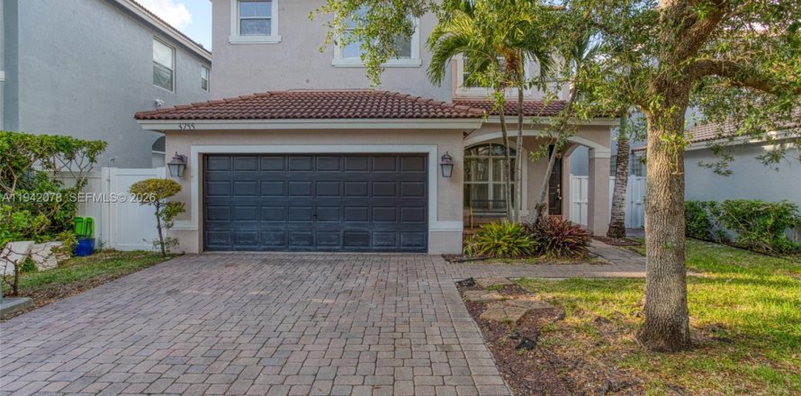 Villa ou maison à Hollywood, Floride 4 chambres, 195.93 m2 № 2000060