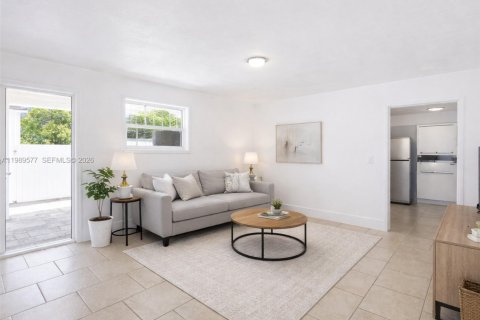 Immobilier commercial à louer à Miami, Floride: 1 chambre, 152.17 m2 № 2051616 - photo 2
