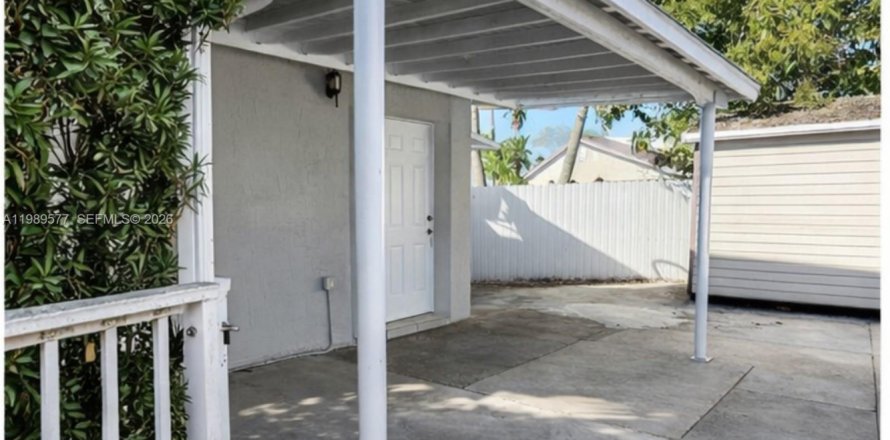 Immobilier commercial à Miami, Floride 1 chambre, 152.17 m2 № 2051616