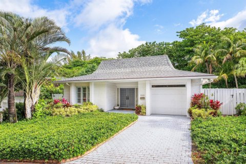 House in Gulf Stream, Florida 3 bedrooms, 203.18 sq.m. № 2158420