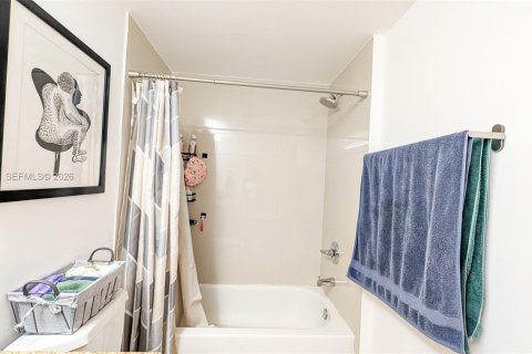 Copropriété à vendre à Miami, Floride: 3 chambres, 122.63 m2 № 2065277 - photo 17