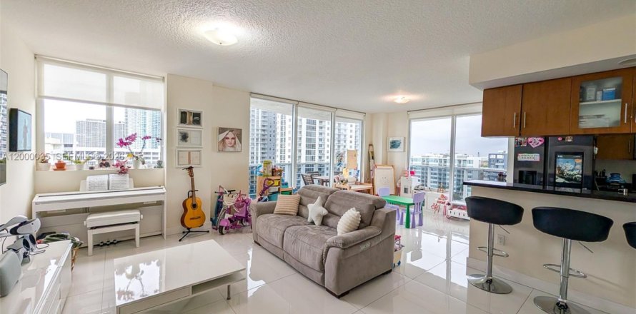 Condo à Miami, Floride, 3 chambres  № 2065277