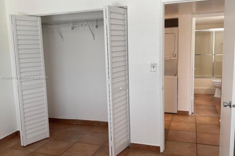 Copropriété à louer à Virginia Gardens, Floride: 2 chambres, 92.72 m2 № 1946813 - photo 11