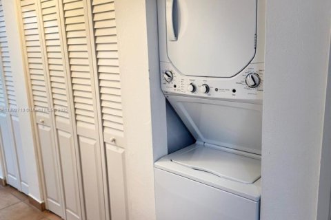 Copropriété à louer à Virginia Gardens, Floride: 2 chambres, 92.72 m2 № 1946813 - photo 18