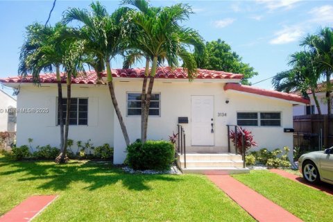 Снять в аренду виллу или дом в Майами, Флорида 2 спальни, 177.91м2, № 1972114 - фото 1