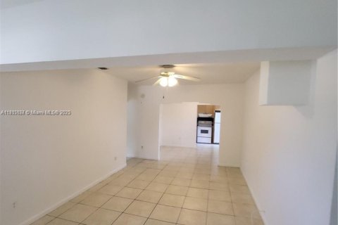 Снять в аренду виллу или дом в Майами, Флорида 2 спальни, 177.91м2, № 1972114 - фото 2