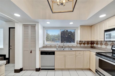 Townhouse in Tampa, Florida 3 bedrooms, 149.57 sq.m. № 2376869 - photo 9
