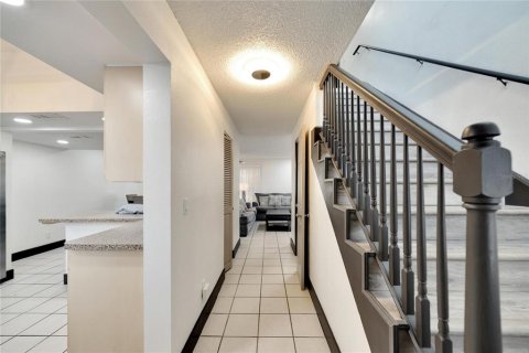 Townhouse in Tampa, Florida 3 bedrooms, 149.57 sq.m. № 2376869 - photo 4