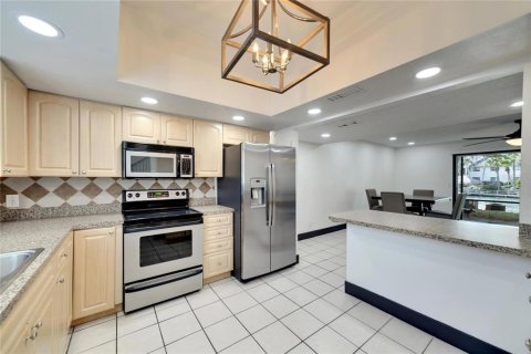 Townhouse in Tampa, Florida 3 bedrooms, 149.57 sq.m. № 2376869 - photo 14