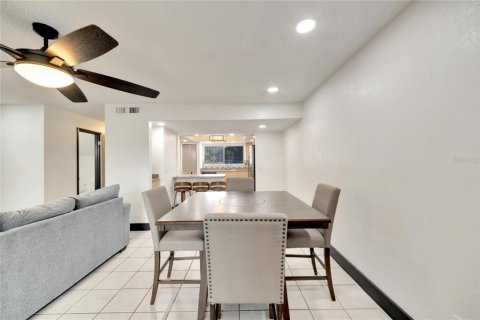 Townhouse in Tampa, Florida 3 bedrooms, 149.57 sq.m. № 2376869 - photo 18