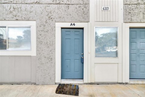 Townhouse in Tampa, Florida 3 bedrooms, 149.57 sq.m. № 2376869 - photo 2