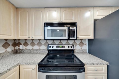 Townhouse in Tampa, Florida 3 bedrooms, 149.57 sq.m. № 2376869 - photo 13