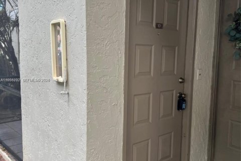 Снять в аренду кондоминиум в Помпано-Бич, Флорида 2 спальни, 77.11м2, № 2006122 - фото 2