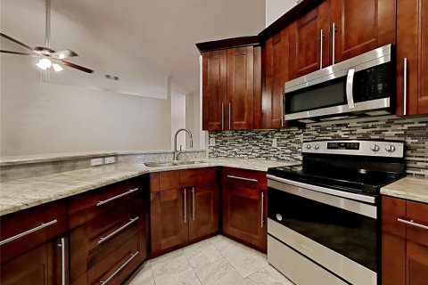 House in Brandon, Florida 3 bedrooms, 163.88 sq.m. № 2302627 - photo 5