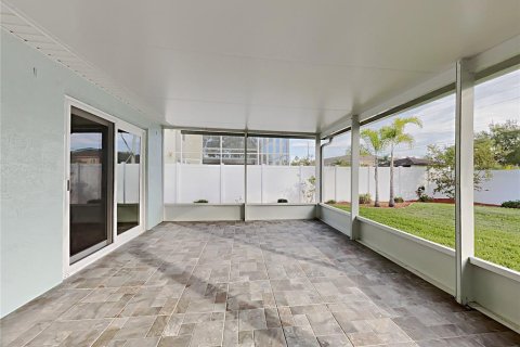 House in Brandon, Florida 3 bedrooms, 163.88 sq.m. № 2302627 - photo 19