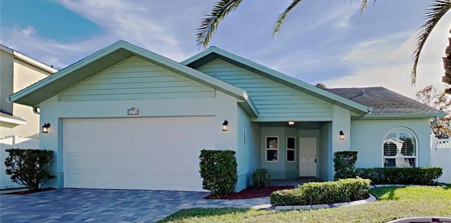 House in Brandon, Florida 3 bedrooms, 163.88 sq.m. № 2302627