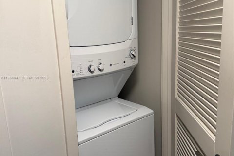 Снять в аренду виллу или дом в Форт-Лодердейл, Флорида 2 спальни, 88.26м2, № 2032409 - фото 3