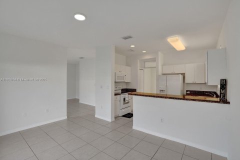 House in Doral, Florida 3 bedrooms, 205.13 sq.m. № 1920411 - photo 22