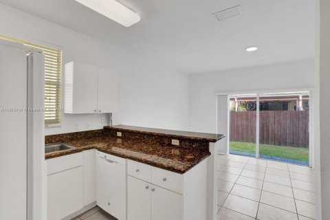 House in Doral, Florida 3 bedrooms, 205.13 sq.m. № 1920411 - photo 26