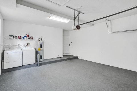 House in Doral, Florida 3 bedrooms, 205.13 sq.m. № 1920411 - photo 29