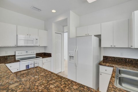 House in Doral, Florida 3 bedrooms, 205.13 sq.m. № 1920411 - photo 24