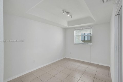 House in Doral, Florida 3 bedrooms, 205.13 sq.m. № 1920411 - photo 11