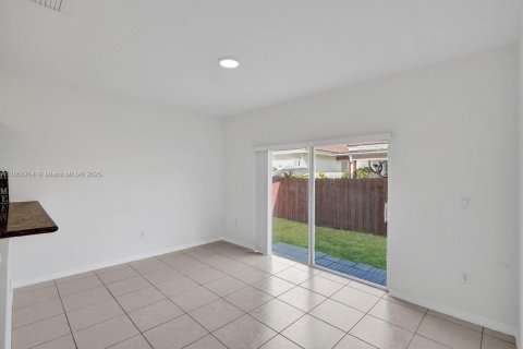 House in Doral, Florida 3 bedrooms, 205.13 sq.m. № 1920411 - photo 17