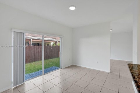 House in Doral, Florida 3 bedrooms, 205.13 sq.m. № 1920411 - photo 23