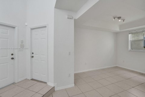 House in Doral, Florida 3 bedrooms, 205.13 sq.m. № 1920411 - photo 9