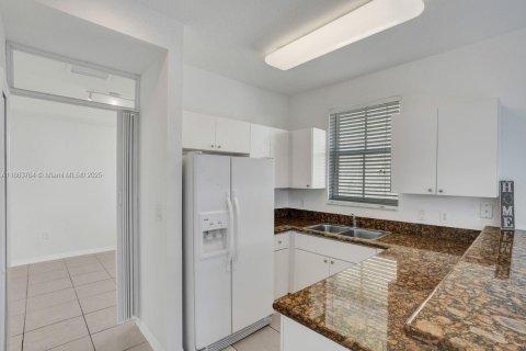 House in Doral, Florida 3 bedrooms, 205.13 sq.m. № 1920411 - photo 25