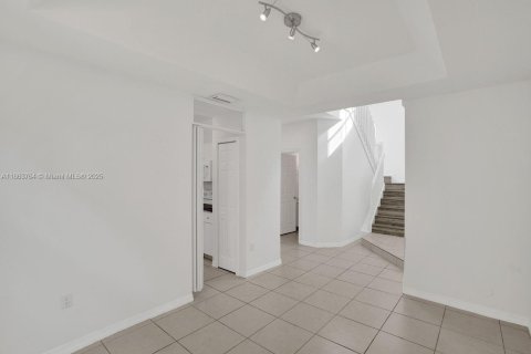 House in Doral, Florida 3 bedrooms, 205.13 sq.m. № 1920411 - photo 12