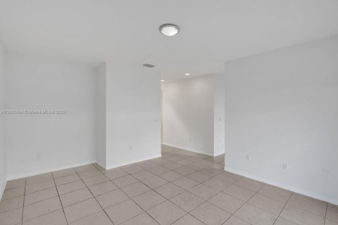 House in Doral, Florida 3 bedrooms, 205.13 sq.m. № 1920411 - photo 19