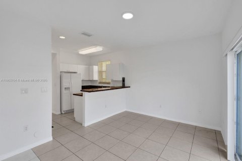 House in Doral, Florida 3 bedrooms, 205.13 sq.m. № 1920411 - photo 21