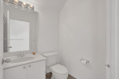 House in Doral, Florida 3 bedrooms, 205.13 sq.m. № 1920411 - photo 14