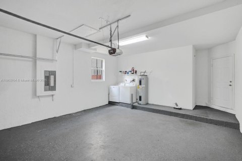 House in Doral, Florida 3 bedrooms, 205.13 sq.m. № 1920411 - photo 28