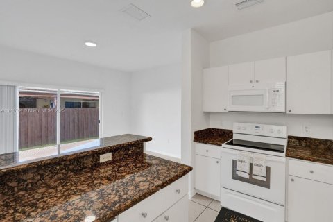 House in Doral, Florida 3 bedrooms, 205.13 sq.m. № 1920411 - photo 27