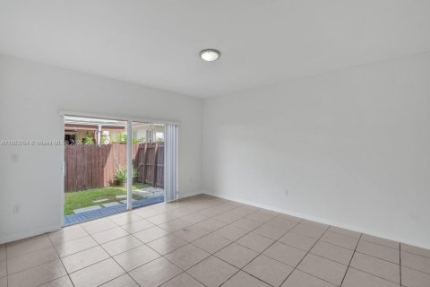 House in Doral, Florida 3 bedrooms, 205.13 sq.m. № 1920411 - photo 16