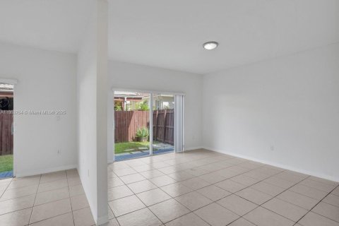 House in Doral, Florida 3 bedrooms, 205.13 sq.m. № 1920411 - photo 15