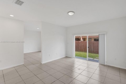 House in Doral, Florida 3 bedrooms, 205.13 sq.m. № 1920411 - photo 18