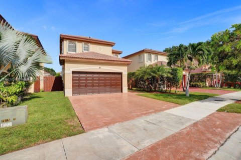 House in Doral, Florida 3 bedrooms, 205.13 sq.m. № 1920411 - photo 1