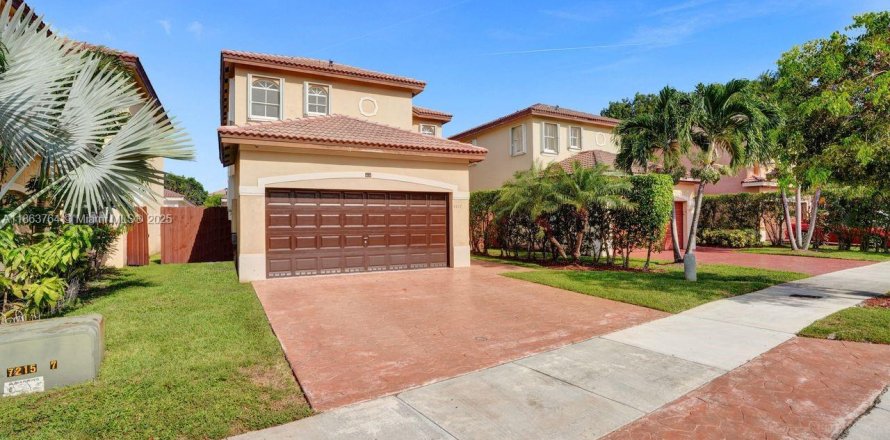 House in Doral, Florida 3 bedrooms, 205.13 sq.m. № 1920411