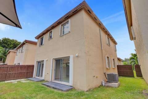 House in Doral, Florida 3 bedrooms, 205.13 sq.m. № 1920411 - photo 5