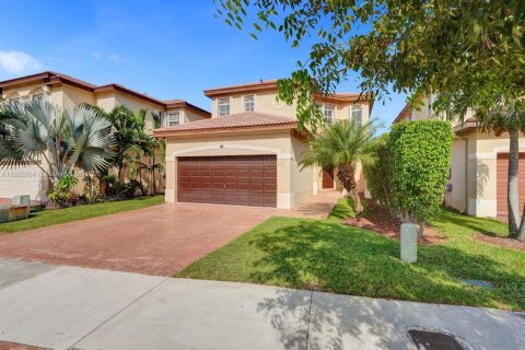 House in Doral, Florida 3 bedrooms, 205.13 sq.m. № 1920411 - photo 4