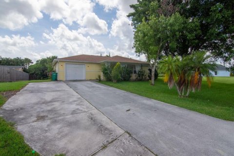 Villa ou maison à louer à Fort Pierce, Floride: 3 chambres, 144.93 m2 № 1231533 - photo 1