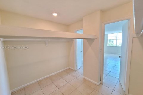 Condo in Miami, Florida, 2 bedrooms  № 2065308 - photo 8