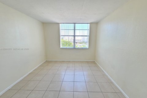 Condo in Miami, Florida, 2 bedrooms  № 2065308 - photo 11
