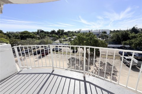 Condo in Miami, Florida, 2 bedrooms  № 2065308 - photo 14