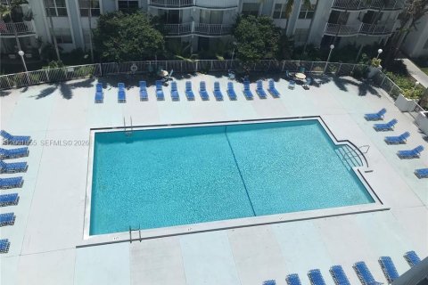 Condo in Miami, Florida, 2 bedrooms  № 2065308 - photo 15